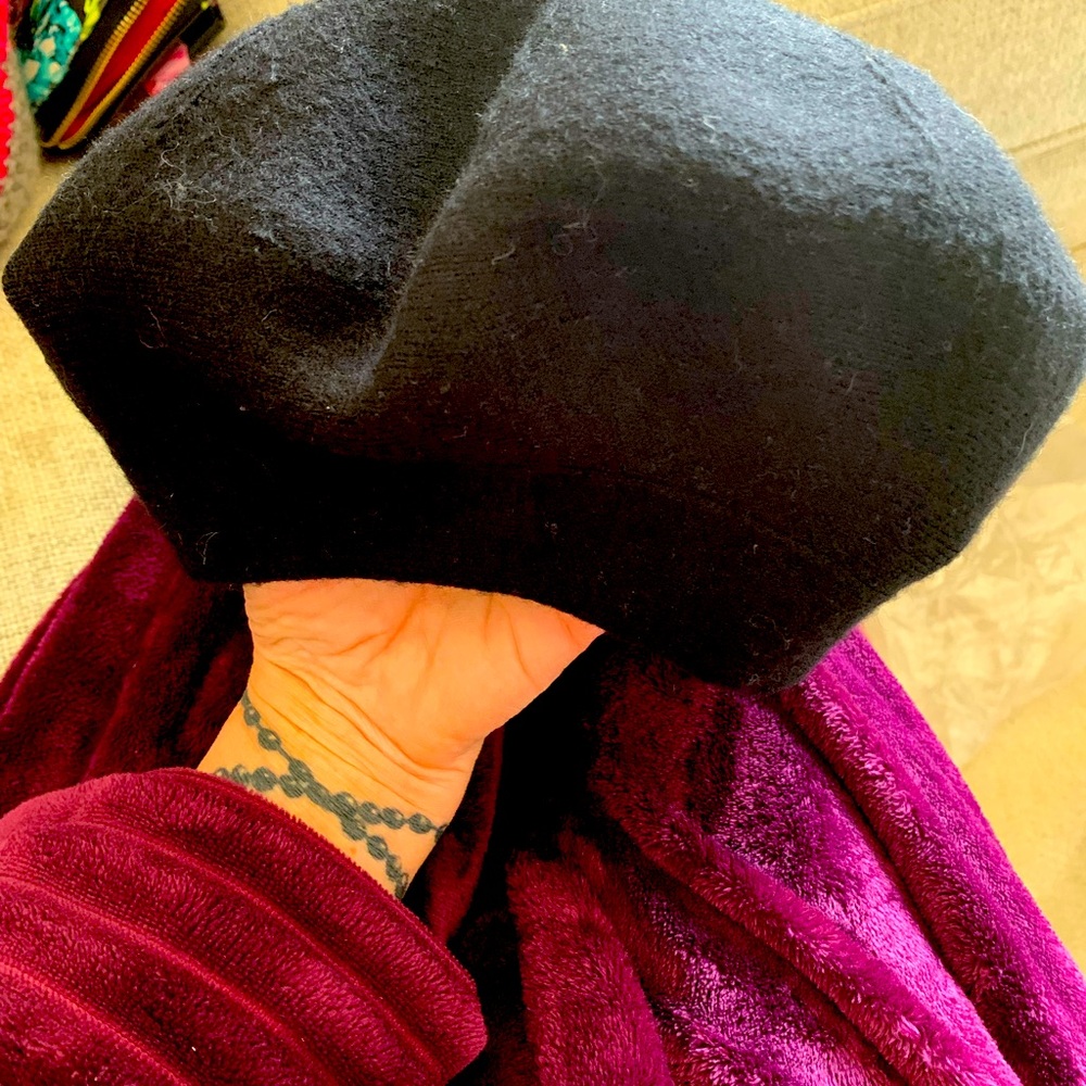 Elegant Black Women's Beret worn one time only. In great condition. - Picture 4 of 6